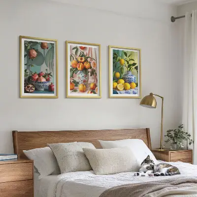 Tavelset med motiv av granatäpplen, persikor och citroner tavlor ovanför soffa