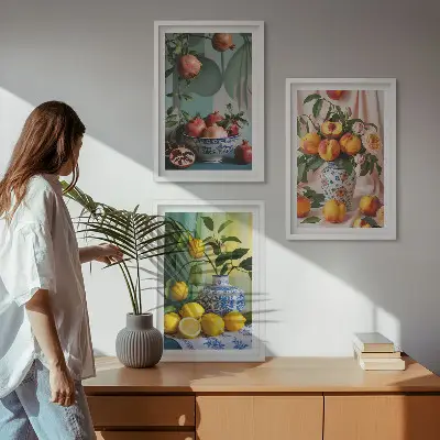 Tavelset med motiv av granatäpplen, persikor och citroner tavlor ovanför soffa