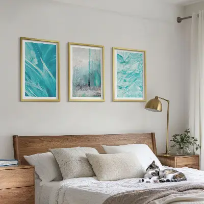 Tavelset ovanför soffa med abstrakta mönster i blå nyanser