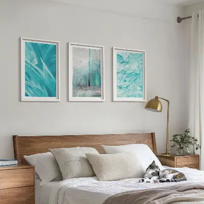 Tavelset ovanför soffa med abstrakta mönster i blå nyanser