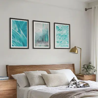 Tavelset ovanför soffa med abstrakta mönster i blå nyanser