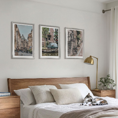 Tavelset ovanför soffa Stadsvyer över byggnader