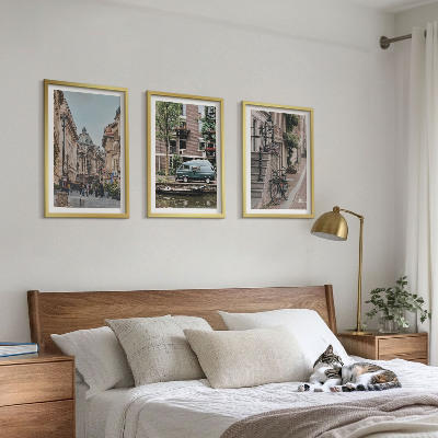 Tavelset ovanför soffa Stadsvyer över byggnader