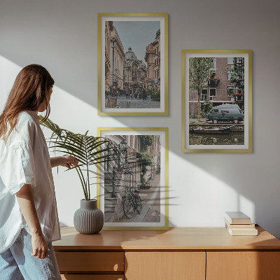 Tavelset ovanför soffa Stadsvyer över byggnader