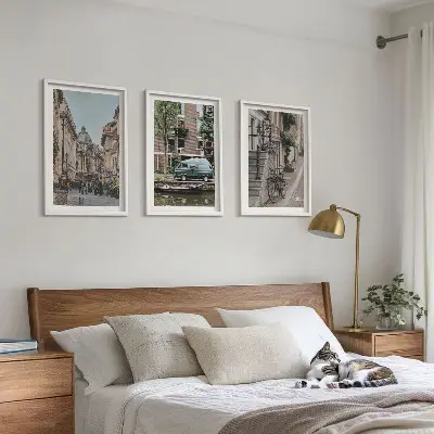 Stadsvyer över byggnader tavelset ovanför soffan