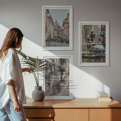 Tavelset ovanför soffa Stadsvyer över byggnader