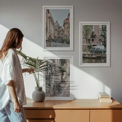 Stadsvyer över byggnader tavelset ovanför soffan