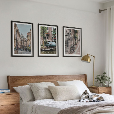 Tavelset ovanför soffa Stadsvyer över byggnader