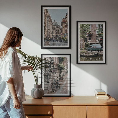 Tavelset ovanför soffa Stadsvyer över byggnader
