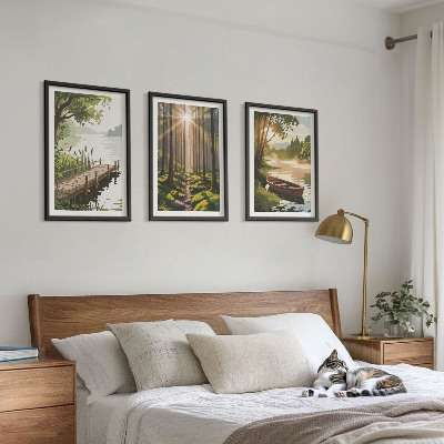 Tavelset ovanför soffa Landskap av skog, sjö, båt