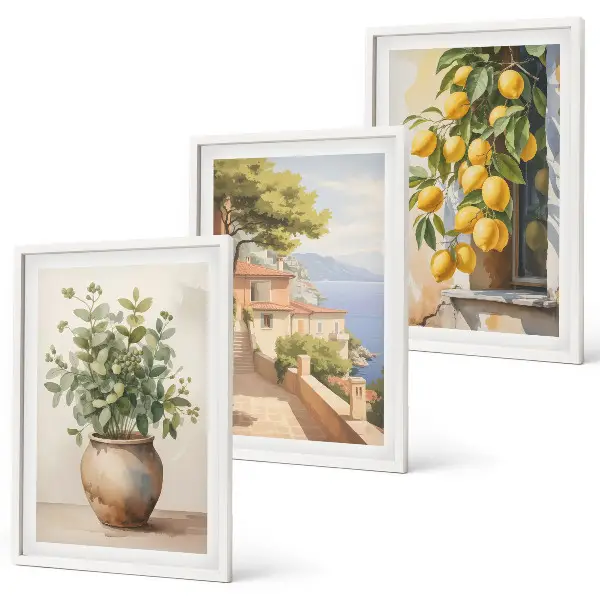 Tavelset ovanför soffa blommor i en vas med ett hav av citroner