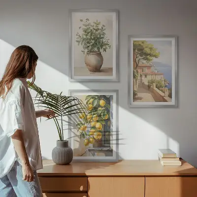 Tavelset ovanför soffa blommor i en vas med ett hav av citroner