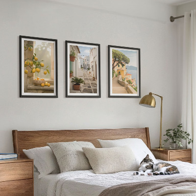 Tavelset ovanför soffa Fönstervy över citrusträd