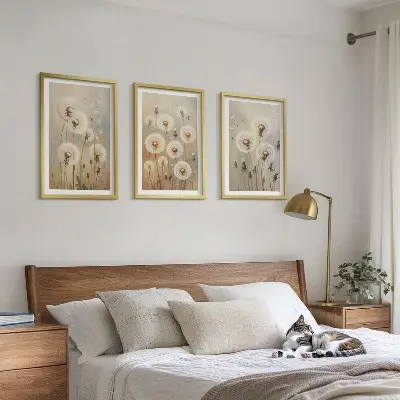 Vita maskrosor på en ljus bakgrund set om 3 tavlor
