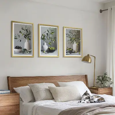 Tavelset med 3 delar motiv av Oliver i dämpade vaser
