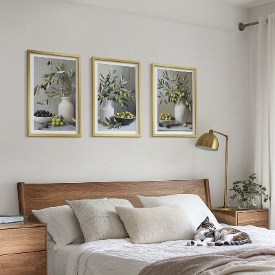 Tavelset ovanför soffa Oliver i grå vaser