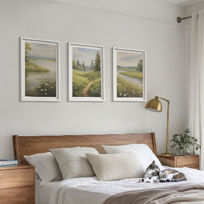 Tavelset ovanför soffa Vårlandskap flodäng
