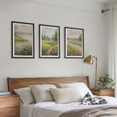 Tavelset ovanför soffa Vårlandskap flodäng