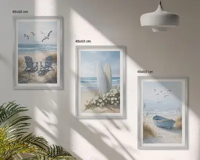 Tavelset ovanför soffan med motiv av strandsurfbrädor och fåglar