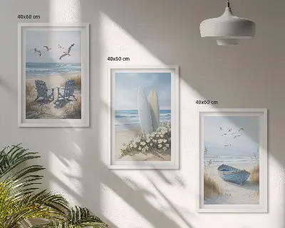 Tavelset ovanför soffan med motiv av strandsurfbrädor och fåglar