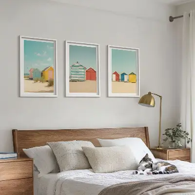 Tavelset för soffvägg färgglada hus vid stranden i solsken