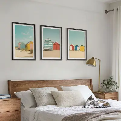 Tavelset för soffvägg färgglada hus vid stranden i solsken