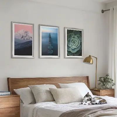 Tavelvägg med ramar motiv av berg i rosa himmel över vatten