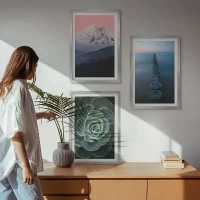 Tavelvägg med ramar motiv av berg i rosa himmel över vatten