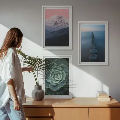 Tavelvägg med ramar motiv av berg i rosa himmel över vatten