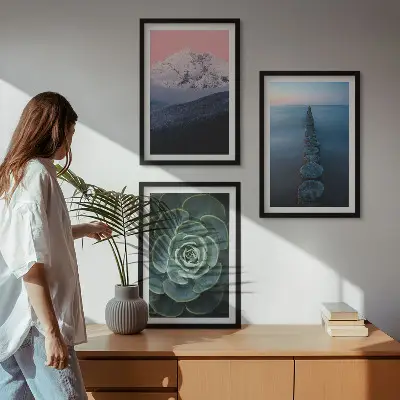 Tavelvägg med ramar motiv av berg i rosa himmel över vatten