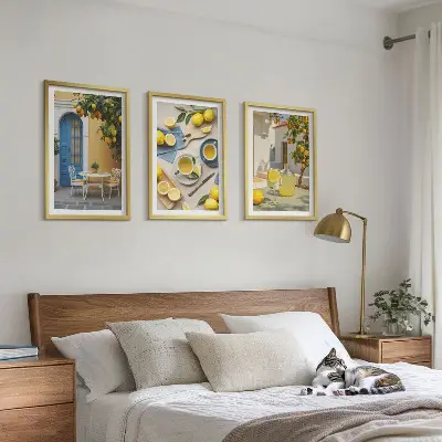 Tavelset ovanför soffa citroner med lemonad och blå dörr