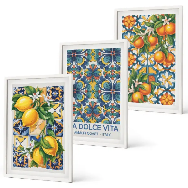 Tavelset ovanför soffa med mönster av citroner och apelsinblommor