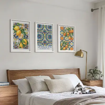 Tavelset ovanför soffa med mönster av citroner och apelsinblommor