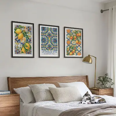 Tavelset ovanför soffa med mönster av citroner och apelsinblommor