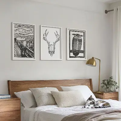 Tavelset med skrikande skalleuggla tryck för vägg ovanför soffa