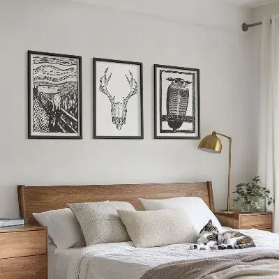 Tavelset med skrikande skalleuggla tryck för vägg ovanför soffa