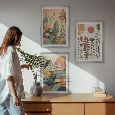 Tavelset för vägg ovanför soffa med boho växtmönster i naturtoner