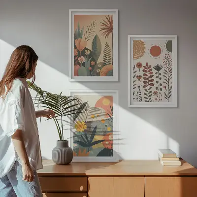 Tavelset för vägg ovanför soffa med boho växtmönster i naturtoner