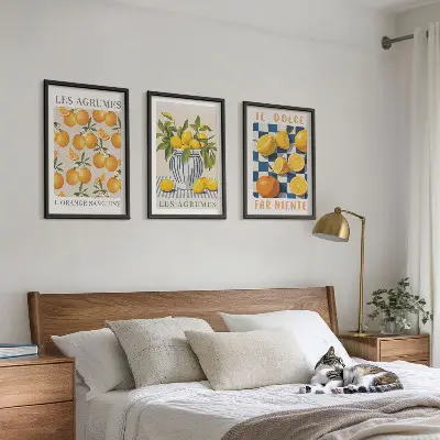 Tavelset ovanför soffan retro motiv med gula citrusfrukter