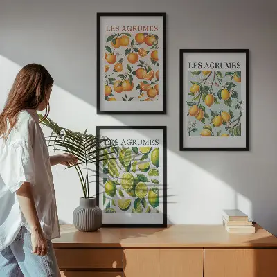 Tavelset med ramar fruktigt mönster i citruspasteller