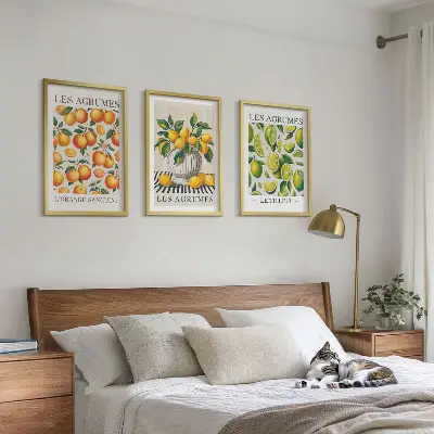 Tavelset för vägg ovanför soffa med motiv av citrusfrukter i färgglada toner