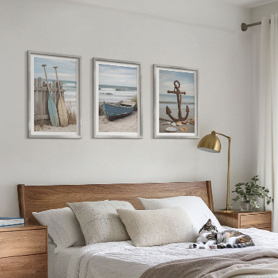 Tavelset ovanför soffa strand båt ankare sand