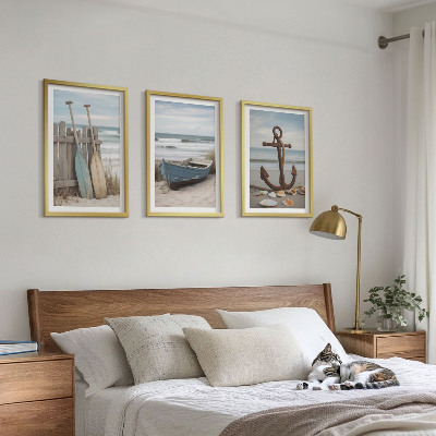 Tavelset ovanför soffa strand båt ankare sand
