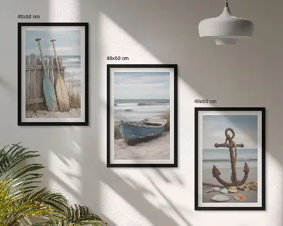 Tavelset ovanför soffa med motiv av strand, båt, ankare och sand