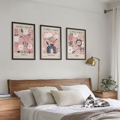 Tavelset ovanför soffa Blommotiv Tokyo London Paris