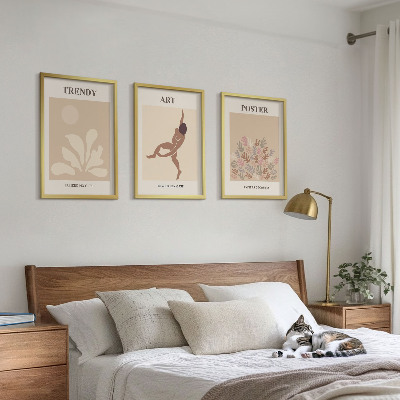 Tavelset ovanför soffa Matisses abstrakta former
