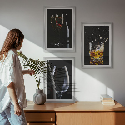 Set om 3 tavlor Glas vin och whisky på svart bakgrund