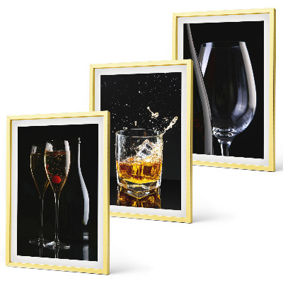 Set om 3 tavlor Glas vin och whisky på svart bakgrund
