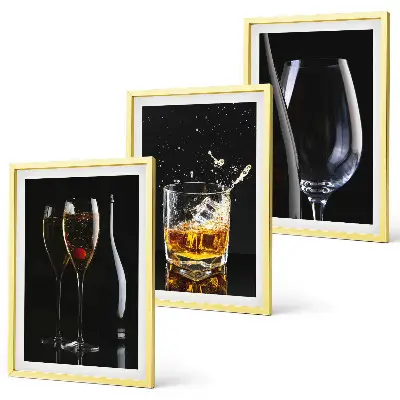 Glas vin och whisky på svart bakgrund set om 3 tavlor