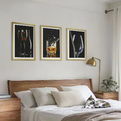 Glas vin och whisky på svart bakgrund set om 3 tavlor